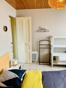 a room with a bed and a closet with a door at Appart'Crozon in Crozon