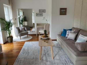 uma sala de estar com um sofá e uma mesa em Villa Wieser em Pörtschach am Wörthersee