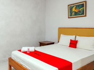 Giường trong phòng chung tại RedDoorz at Omah Candi Sari near Airport YIA