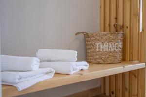 a shelf with towels and a bag on it at Marabou Hotel Chorefto in Chorefto
