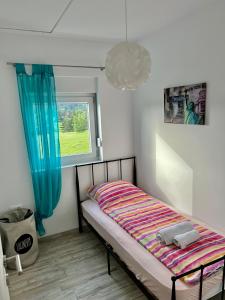 - un petit lit dans une chambre avec fenêtre dans l'établissement Apartman Narcis 2 Divcibare, à Divčibare