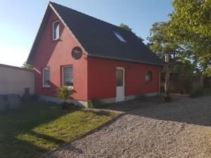 una casa roja con techo negro en Ferienhaus am Rande des Müritz-Nationalparks, en Kargow