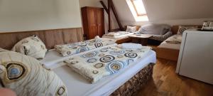 Posteľ alebo postele v izbe v ubytovaní Pension Pod Lipou
