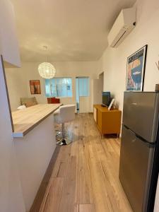kuchnia i salon z blatem i lodówką w obiekcie T2 neuf hyper centre et calme w Ajaccio