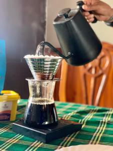 um liquidificador sentado em cima de uma mesa em Pazuri Hostel em Moshi