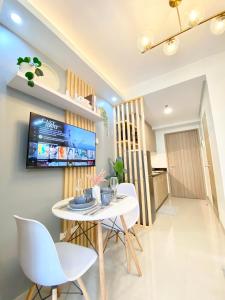 TV at/o entertainment center sa Will’s Place @ Shore2 Residences Mall of Asia