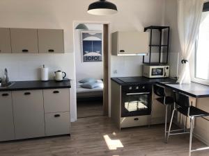 uma cozinha com um lavatório e um fogão forno superior em Apartament la mar em Sopot