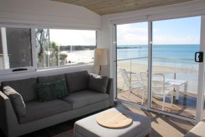 船港的住宿－Just Relax &，带沙发的客厅,享有海滩美景
