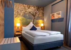 Postel nebo postele na pokoji v ubytování Boutique-Hotel Zum Grünen Baum