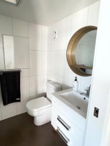 船港的住宿－Just Relax &，白色的浴室设有卫生间和水槽。