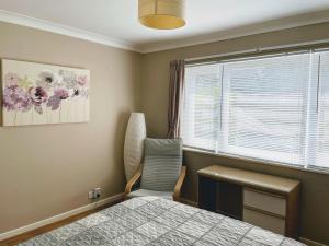 En eller flere senge i et værelse på Lovely Bournemouth cottage with beautiful large garden, 5 min to the beach by car