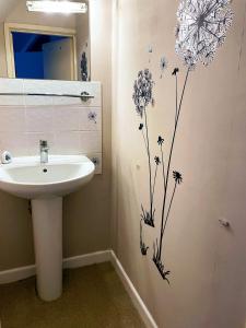 Et badeværelse på Lovely Bournemouth cottage with beautiful large garden, 5 min to the beach by car + 17 billeder