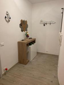 ein Zimmer mit einem Holzständer in der Ecke eines Zimmers in der Unterkunft Casa Otranto in Otranto