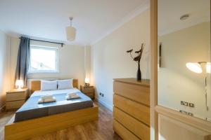 伦敦Royal London Apartments的带床和窗户的卧室