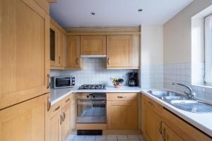 A kitchen or kitchenette at Royal London Apartments