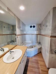 een badkamer met 2 wastafels en een bad bij G&G Isla Marina Puerto in Benalmádena