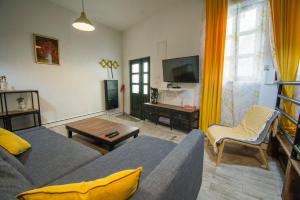een woonkamer met een bank en een tv bij Villa Eximia Novigrad in Novigrad Dalmatia
