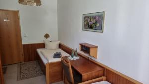 een kamer met een bureau en een bed met een telefoon bij Cafe Zur Talsperre in Chemnitz