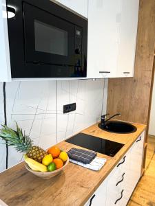 eine Schale Obst auf einer Theke in einer Küche in der Unterkunft SanOne-Studio apartment in Jesenice