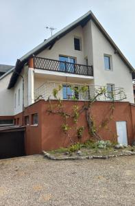 una casa con un árbol delante de ella en Holiday Ozon, en Sztutowo