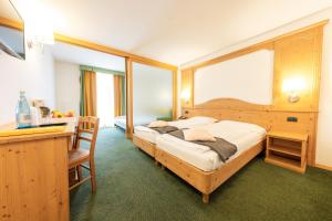 Postel nebo postele na pokoji v ubytování Alpine Mugon Hotel