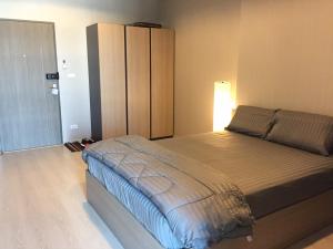 Ban Khlong Samrong的住宿－Ideo S115 New luxury condominium at Sukhumvit 115，一间卧室配有一张大床和一个衣柜