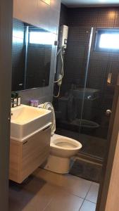een badkamer met een toilet, een wastafel en een douche bij Ideo S115 New luxury condominium at Sukhumvit 115 in Ban Khlong Samrong