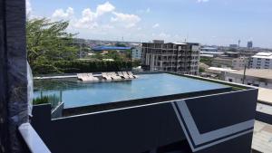 a swimming pool on the roof of a building at Ideo S115 New luxury condominium at Sukhumvit 115 in Ban Khlong Samrong