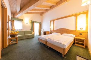Postel nebo postele na pokoji v ubytování Alpine Mugon Hotel