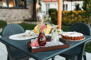 a green table with a pie and a glass vase at Apartments PARADISE GARDEN Holiday House in Agerola