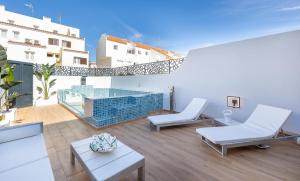 uma sala de estar com duas cadeiras e uma mesa em Medusa Luxury Marina em Vilamoura