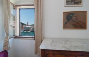 una habitación con una foto de una mujer mirando por la ventana en Beautiful Apartment In Pucisca With 1 Bedrooms And Wifi en Pučišća