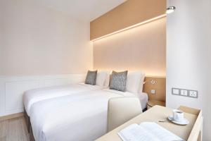 Giường trong phòng chung tại Y Hotel Hong Kong
