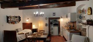 Kuchyňa alebo kuchynka v ubytovaní Apartmány U sv. Floriána