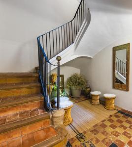 una escalera en una casa con espejo y mesa en La Casa Del Miracle, en Balaguer