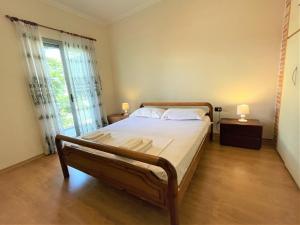 Ένα ή περισσότερα κρεβάτια σε δωμάτιο στο Vila Licenji