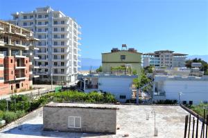 uitzicht op de stad vanaf het dak van een gebouw bij Vila Licenji in Vlorë