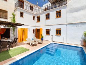 Willa z basenem i domem w obiekcie Casa del patio arabe w mieście Albuñuelas