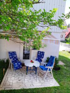 En hage utenfor Apartments Sipcic