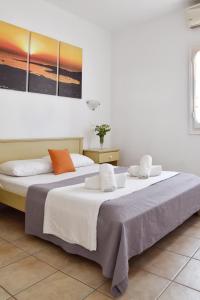 A bed or beds in a room at Captain Apartments Paros