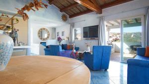 A television and/or entertainment centre at Sea View - Rena Bianca
