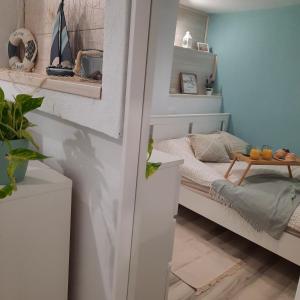 une petite pièce avec un lit et une table dans l'établissement Apartma Seaya, à Izola