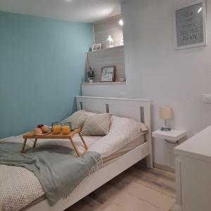 - une petite chambre avec un lit et une table dans l'établissement Apartma Seaya, à Izola