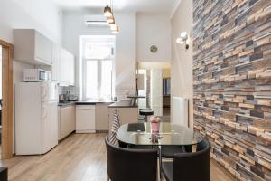 Kuchyňa alebo kuchynka v ubytovaní D78 Dohány Apartment