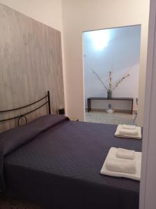 サント・ステーファノ・ディ・カマストラにあるMarielle Maison Red/Greyのベッドルーム(ベッド1台、大きな鏡付)