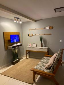 ピパにあるApartamento mobiliado no Pipa Paradiseのソファとテレビのあるリビングルーム