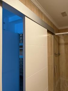 een glazen schuifdeur in een badkamer met een douche bij Winston Mar y Sierra in Fuengirola