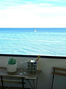 een tafel met twee glazen en een fles wijn bij Winston Mar y Sierra in Fuengirola