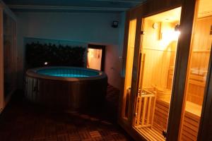 ein Bad mit einer großen Badewanne in einem Zimmer in der Unterkunft Casa Relojero in Zarza Capilla
