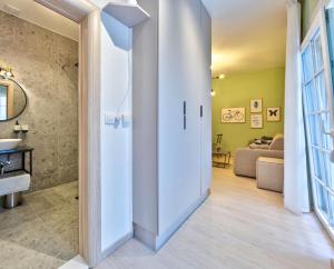 un pasillo con una puerta que conduce a un baño en Villa Amaleo en Mostar